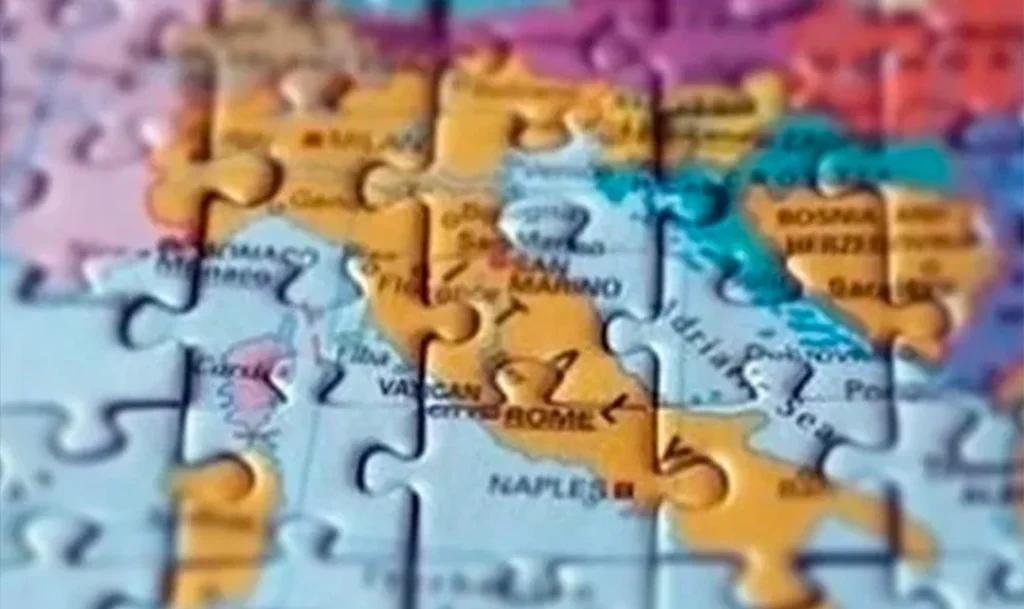 Mappa dell’Italia rappresentata come un puzzle, simbolo dell’autonomia regionale e delle riforme del Titolo V della Costituzione.