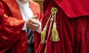 Magistrati-con-toga-rossa-parlano